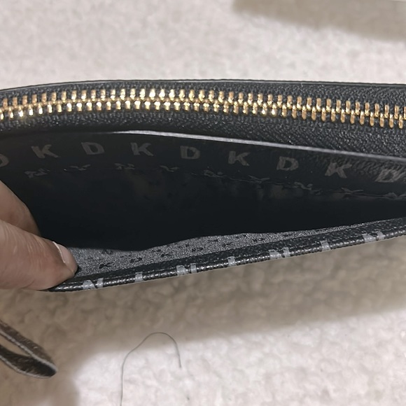 DKNY Large Shoulder bag NWOT & DKNY Wallet with 2 Earrings - Picture 14 of 14